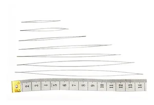 Verschiedene Größen von Auffädelnadeln mit Maßband für die DIY-Schmuckherstellung.