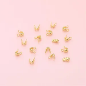 Gedetailleerde macro-opname van vergulde kalotten voor DIY-sieraden benodigdheden