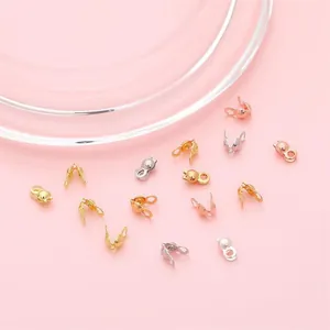 Detailopname van diverse metalen knijpkraalconnectoren voor het zelf maken van sieraden