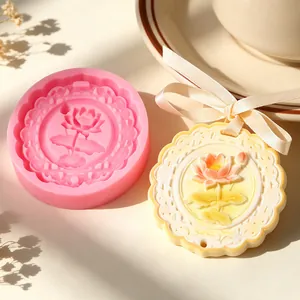 Gedetailleerde weergave van de lotus siliconen mal en aromatherapie plaque met lint