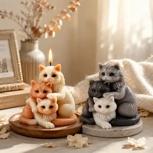 Vue détaillée de bougies artisanales triple chat aux tons chauds et froids pour déco
