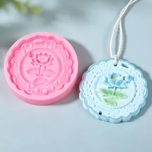 Detail van roze lotus siliconen mal en lichtblauwe decoratieve gipsen hanger decor