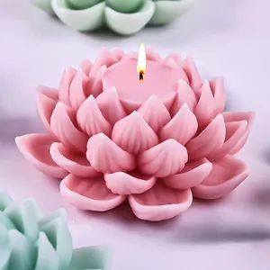 Gros plan détaillé d'une bougie parfumée rose en forme de lotus avec pétales réalistes