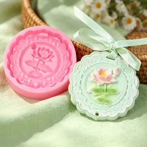 Detailweergave van een lotusbloem siliconen mal en een afgewerkte aromatherapie plaque.