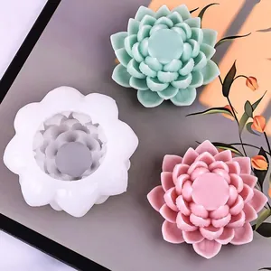 Vue détaillée d'un moule en silicone lotus 3D avec lotus finis en vert et en rose