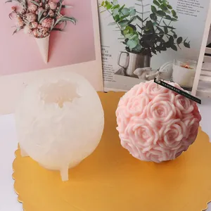 Silikonrosen-Kugelform neben einer fertigen rosa Duftkerze, ideal zum Verschenken