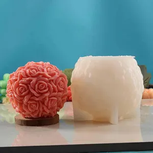 Detailansicht der 3D-Rosenkugel-Silikonform mit einer fertigen rosa Blumenkerze