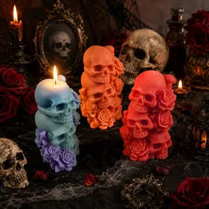 Vista dettagliata di candele a tre strati con teschi e rose in una scena gothica