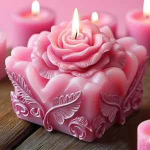 Detailansicht einer quadratischen Rosenkerze aus einer dekorativen Silikonform.