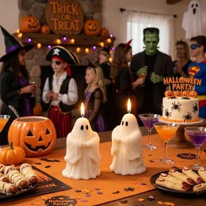 Vue détaillée de bougies fantômes blanches allumées lors d'une fête d'Halloween.