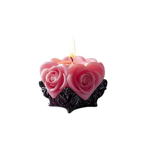 Rosa Rosen-Aroma-Kerze mit schwarzem gotischem Sockel als Geschenk zum Valentinstag.