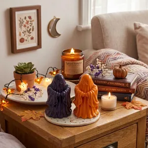 Vue détaillée de figurines de fantômes violettes et oranges dans un décor d'Halloween.