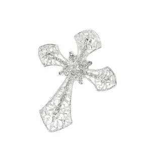 Klassische silberne Kreuzbrosche mit glitzernden Strasssteinen und filigranem Muster für Damen.