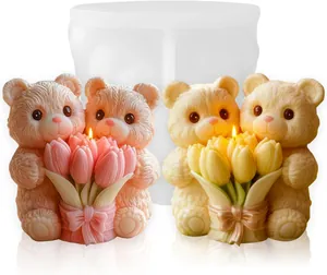 Detailansicht der 3D-Bären-Tulpenstrauß-Silikonform mit fertigen Aroma-Kerzen