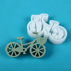 Gedetailleerde weergave van vintage fiets siliconen mal met groen gipsen ornament