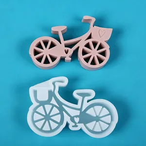 Gedetailleerde weergave van de siliconen mal voor fiets en een roze gipsen ornament