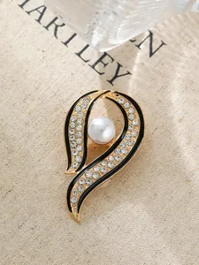 Elegante Tropfenbrosche mit schwarzer Emaille, Strasssteinen und weißer Perle.