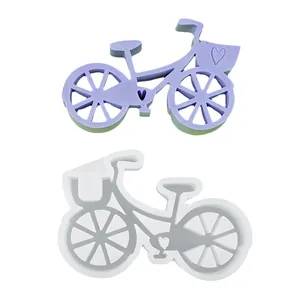 Gedetailleerde weergave van de siliconen mal voor de fiets en een paars afgietsel
