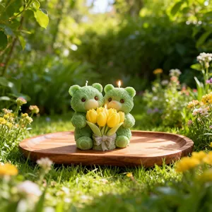 Detailansicht einer Bärenkerze mit Tulpenstrauß aus einer DIY Silikon-Bastelform