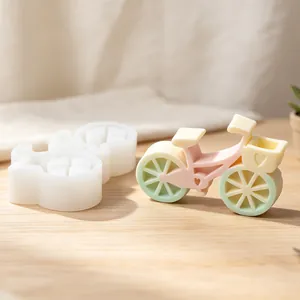 Detail van de siliconen mal fiets met een kleurrijke pastelkleurige kaars creatie