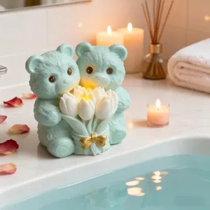 Detaillierte Ansicht der Bären-Kerzenform mit Blumenstrauß in einem Badezimmer.