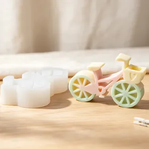 Detailweergave van een retro fiets siliconen mal met een pastelkleurig ornament
