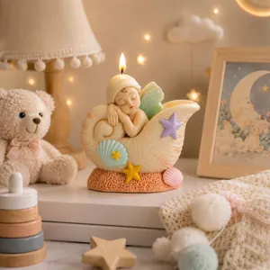 Candela decorativa con un elfo neonato che dorme in una conchiglia colorata con stelle.