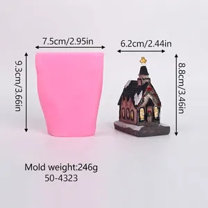 Nahaufnahme einer Silikonform für Weihnachtshäuser mit Abmessungen und Endprodukt