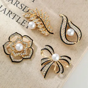 Elegantes Set aus schwarzen Emaille-Kamelien- und Schleifenbroschen mit Perlen und Kristallen