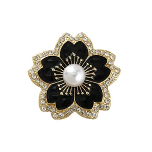 Eleganter schwarzer Kamelien-Blüten-Broschen-Pin mit Perle und glitzernden Strasssteinen