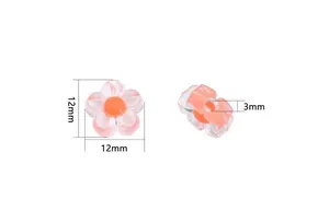 Vue détaillée des perles de fleur de prunier en acrylique de 12mm avec trou de 3mm.