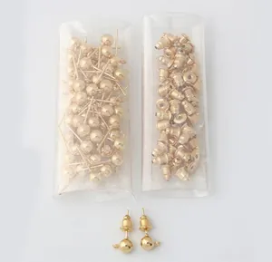 Detailansicht goldener Kugelohrstecker mit Schlaufen und Butterfly-Verschlüssen für DIY-Schmuck