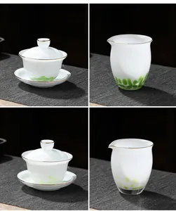Elegantes, mundgeblasenes weißes Glas-Gongfu-Tee-Set mit grünen Punkten und Goldrand