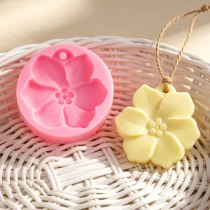Detailansicht der Silikonform Blume mit fertigem gelbem Gipsanhänger in Blumenform.