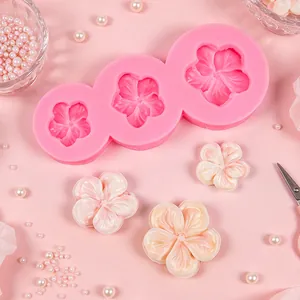 Vista dettagliata dello stampo in silicone rosa con tre dimensioni di fiori a petali