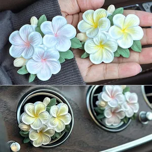 Detalle de clips de resina de flor de plumeria para decoración de ventilación de coche