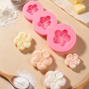 Primo piano dello stampo in silicone rosa a 3 fiori con fiori di fondente finiti