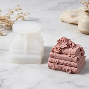 Detaillierte Ansicht der Silikonform für Buchblumen neben dem rosa Fertigprodukt