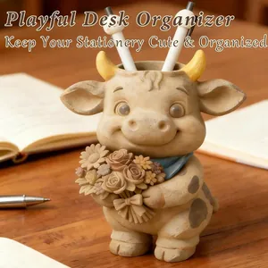 Primer plano detallado de un lindo organizador de escritorio con forma de vaca y flores