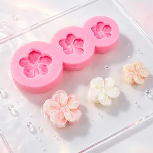 Vista dettagliata di uno stampo in silicone a fiori a 3 cavità con campioni in resina.