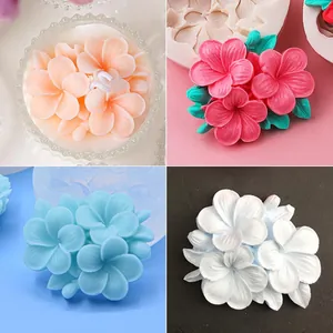Vista detallada de racimos de flores 3D hechos con moldes de resina de silicona.