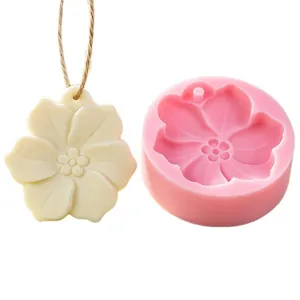 Exquisite Silikonform für Blumenanhänger mit Gips-Beispiel auf weißem Hintergrund