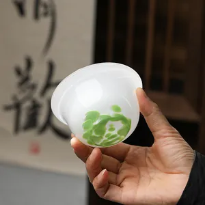 Mundgeblasene Teetasse aus weißem Glas mit grünem Punktmuster für die Teezeremonie