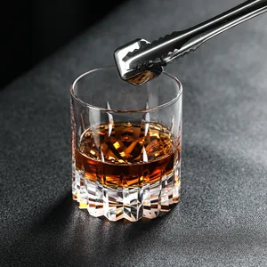Bicchiere da whisky Edo Kiriko intagliato a mano in cristallo con cubetti in metallo.