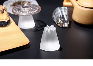 Vista detallada de un soporte de tapa de té en vidrio esmerilado para ceremonia del té
