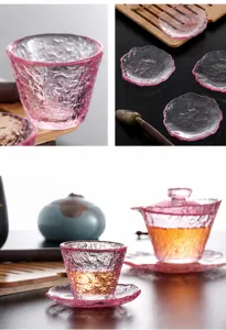 Gedetailleerd beeld van de complexe ijsdauwtextuur van de roze glazen theeset