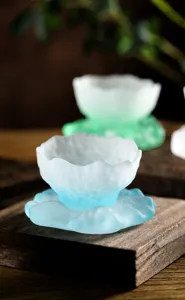Vista macro detallada de una taza de té de vidrio esmerilado con textura hielo azul