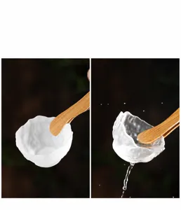 Comparación detallada de la textura de una taza de té de vidrio esmerilado, seca y mojada