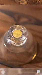 Detalle macro de una taza de té de cristal con una elegante base de pan de oro de 24 quilates