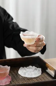 Detalle macro de una taza de té de vidrio esmerilado resistente al calor con borde